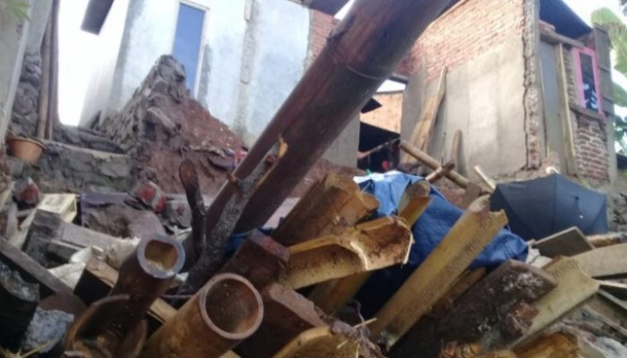 Banjir dan Longsor Malangbong: Satu Rumah Hancur, Dua Lainnya Terancam