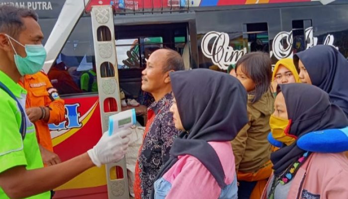 Antisipasi Covid-19, Penumpang Kendaraan dari Luar Garut Dicek Suhu Tubuh