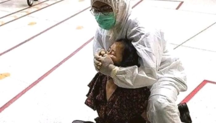 Wanita Ini Ditangkap Karena Meludah Berkali-kali di Bus dan Kereta