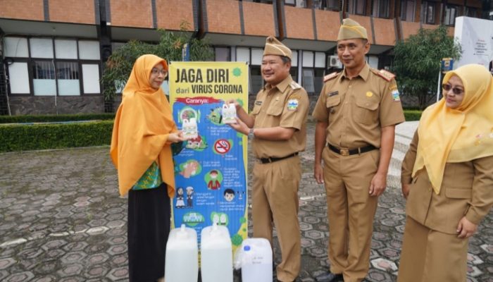 Pemkab Garut Terima Bantuan Hand Sanitizer dari F-MIPA Uniga