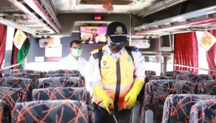 Petugas Sterilkan Bus di Terminal Guntur Garut untuk Cegah Penyebaran Covid-19