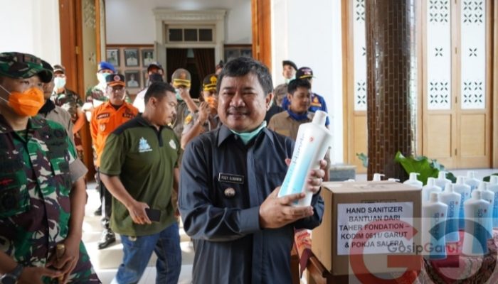 Pemkab Garut Terima 500 Botol  Hand Sanitizer dari Taher Foundation