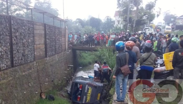 Elf Jurusan Bandung-Sancang Masuk Selokan di Bayongbong, Satu Penumpang Tewas