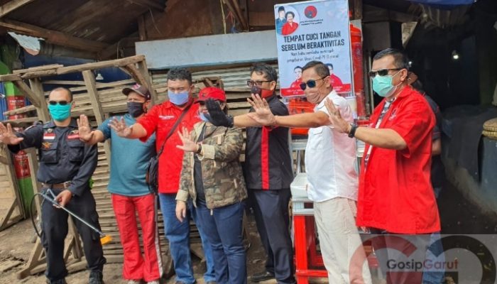 PDI Perjuangan Garut Terus Perangi Corona, Pasar Ciawitali pun Disemprot Disinfektan