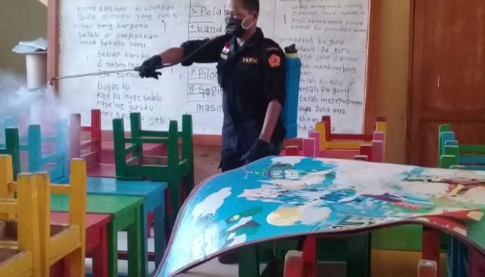 PGRI Banyuresmi Lakukan Penyemprotan Disinfektan ke Sejumlah Lembaga Pendidikan
