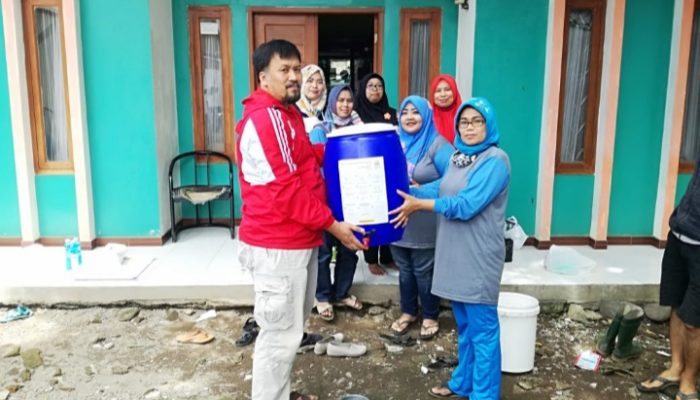 Gerakan Indonesia Kita Membagikan Alat Cuci Tangan kepada Warga Garut