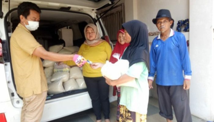 Pengusaha Besi di Garut Bagikan Sembako dan Uang kepada Warga Terdampak Covid-19