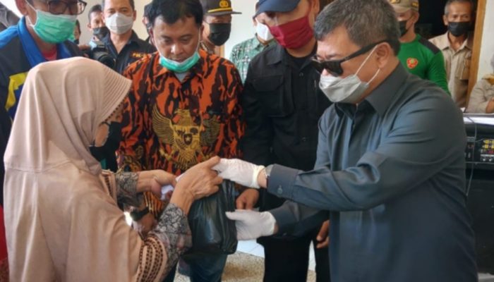 Bupati Garut Puji Kades Hanjuang Bagikan Dana Kompensasi Warga Lansia