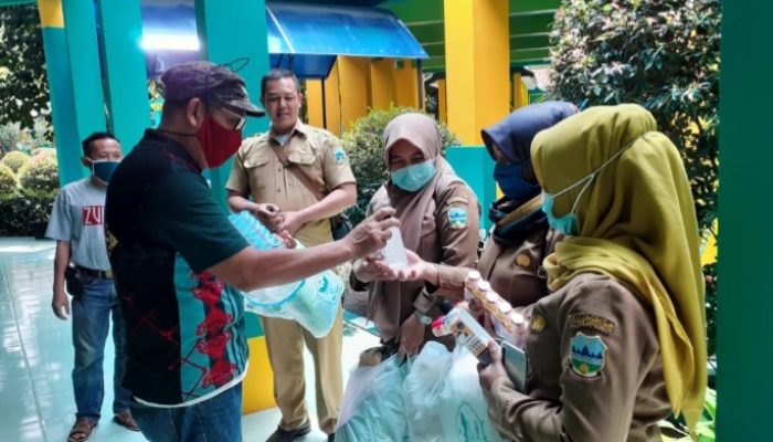 SMK Negeri 1 Garut Bagikan Ribuan Masker dan Hand Sanitizer kepada Tenaga Medis