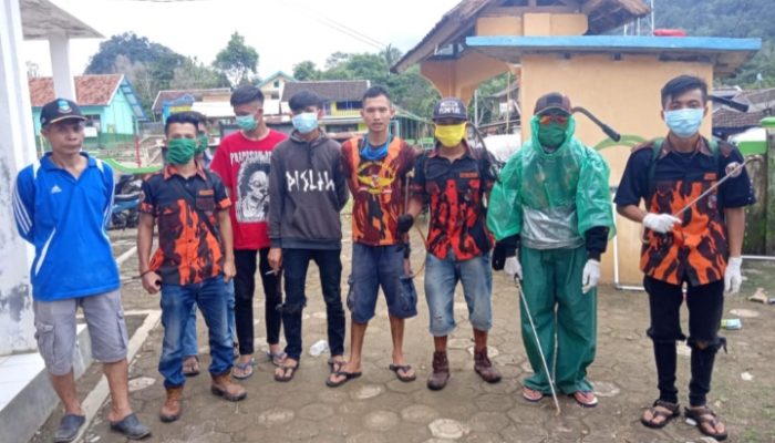 Cegah Penyebaran Covid-19, Anggota PP Desa Cikarang Sterilisasi Pasar