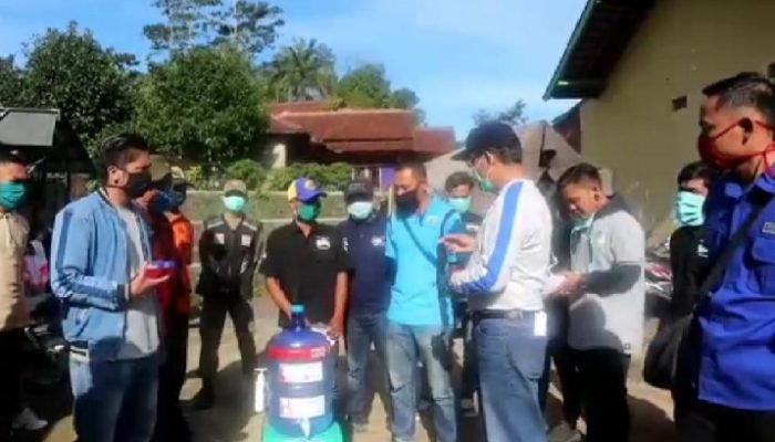 Sejumlah OKP Cisewu Bagikan Alat Pencuci Tangan dan Masker di Enam Pasar Desa