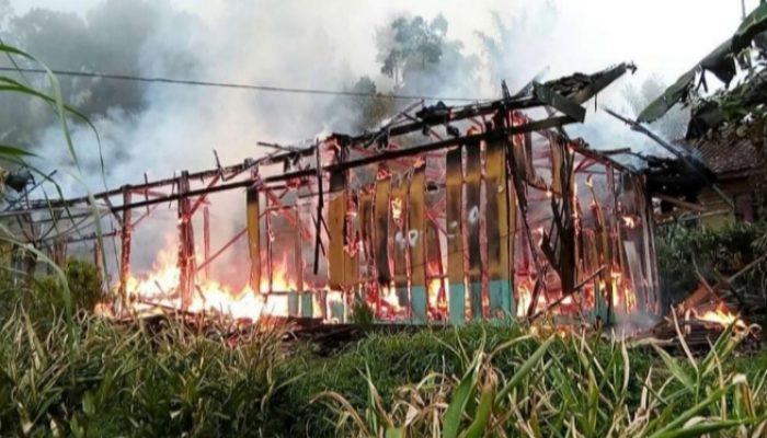 Saat Ditinggal Penghuninya, Rumah Kayu di Cisewu Habis Terbakar