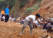 Ditimbun Longsor, Warga Garumukti Ramai-ramai Bersihkan Badan Jalan Desa
