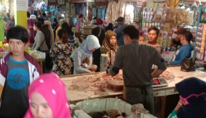 Jelang Ramadhan, Pasar Limbangan Dipadati Pembeli Sejak Dinihari