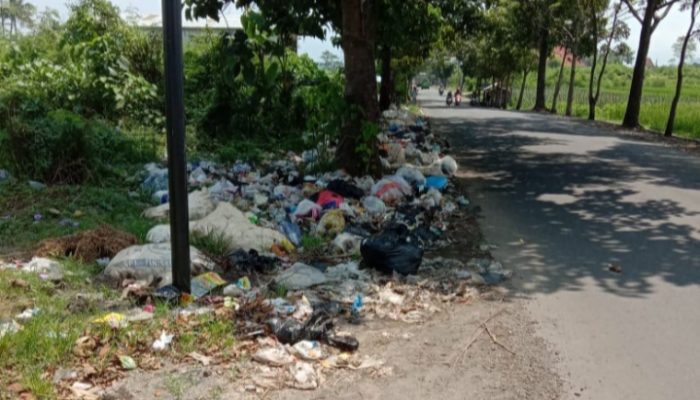 Sampah Menumpuk di Jalan Cibatu-Cihuni, Bau Busuknya Ganggu Kenyamanan Warga
