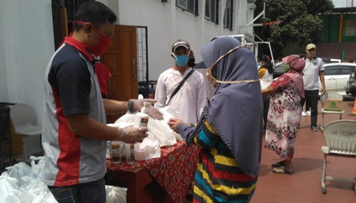 Guru SMKN 1 Garut Salurkan Bantuan Sembako kepada Warga Sekitar Sekolah