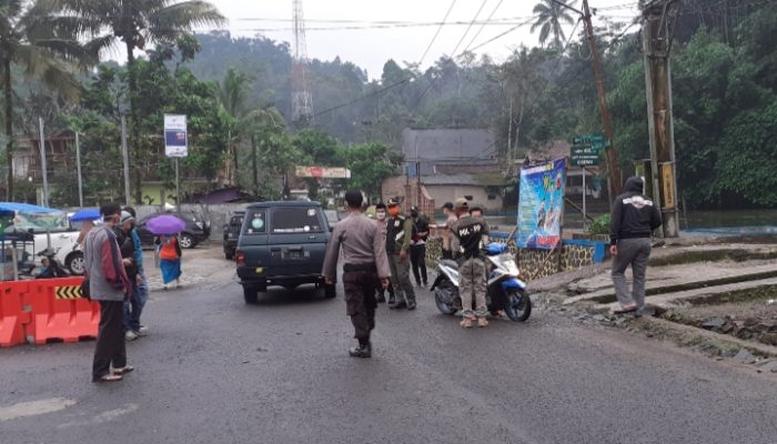 Forkopimcam Cisewu Bagikan Masker dan Makanan Takjil kepada Pengendara