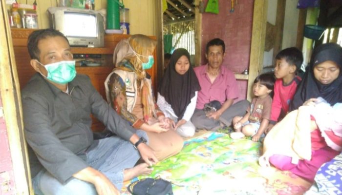 Warga Miskin di Sukajaya Itu Akhirnya Dapat Bantuan Sembako dan Uang dari Camat Cisewu