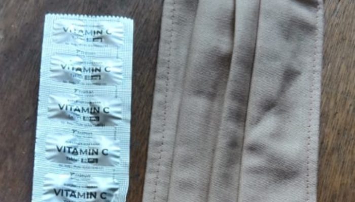 Jelang PSBB, Warga di Kecamatan Cibatu Dibagi Masker dan Vitamin C