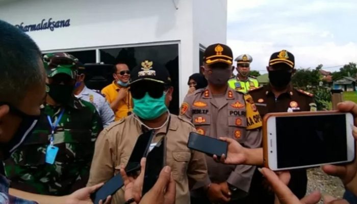 Petugas di Garut Siap Tertibkan Toko yang Mengundang Kerumunan Warga