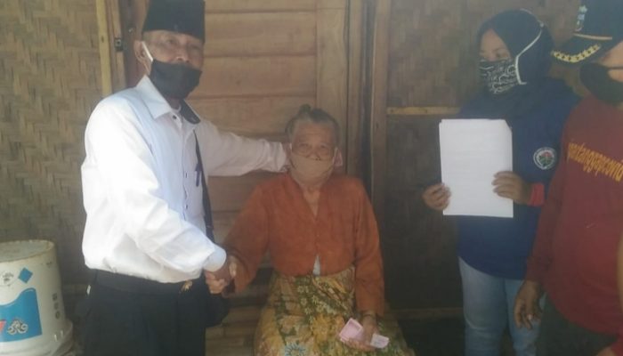 Desa Cipareuan Salurkan BLT kepada 184 Warga, Termasuk Ma Emin yang Ikut Bahagia