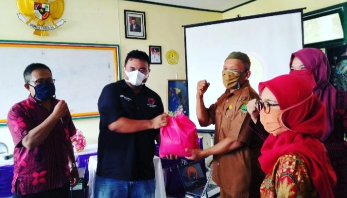 PDIP Garut Salurkan Sembako kepada Guru Honorer SLB, Yudha Minta Pemprov Alokasikan Bantuan