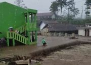 Dua Desa di Cikajang Diterjang Banjir Bandang dan Longsor