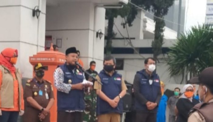 Wagub Uu Ruzhanul Ulum Lepas Distribusi Bansos Jabar di Garut