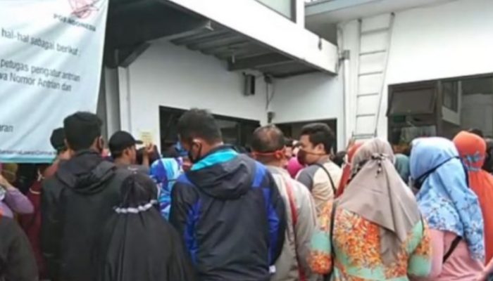 Sejumlah Warga Garut Harus Berdesakan Ambil Bansos di Kantor Pos