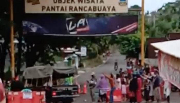 Kesal Penghasilan Menurun, Emak-emak di Garut Buka Paksa Akses ke Pantai Rancabuaya