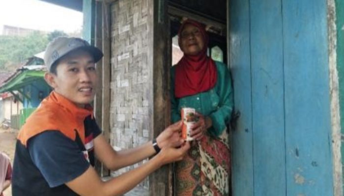 150 Paket Kornet Sapi Disalurkan kepada Para Janda Tua di Peundeuy Garut
