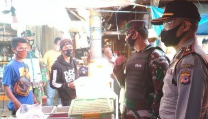 Petugas di Garut Sosialisasi Pelaksanaan New Normal ke Pasar