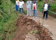 Terjadi Longsor di Jalan Penghubung Empat Desa Garut Selatan