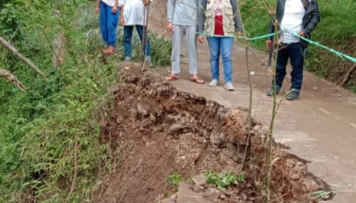 Terjadi Longsor di Jalan Penghubung Empat Desa Garut Selatan