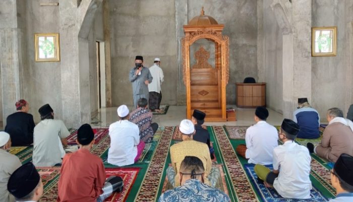 Bupati Rudy Ingatkan Jemaah Sholat Jum’at di Masjid Cikajang untuk Jalankan Protokol Kesehatan