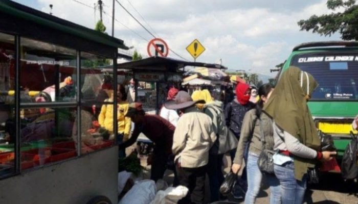 PKL Gelar Pasar Tumpah, Jalan Raya Bandung – Garut di Rancaekek Macet Parah