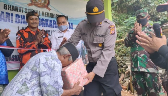 Di Hari Bhayangkara ke-74, Lansia Miskin di Garut Ini Dapat Kado Rumah
