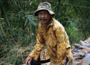 Semangat Aki Udin Bersama TNI Memecah Batu di Lokasi TMMD Garut