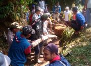 Ratusan Warga Garumukti “Ubyag” di Hulu Sungai Cibatarua Pamulihan, Untuk Apa?