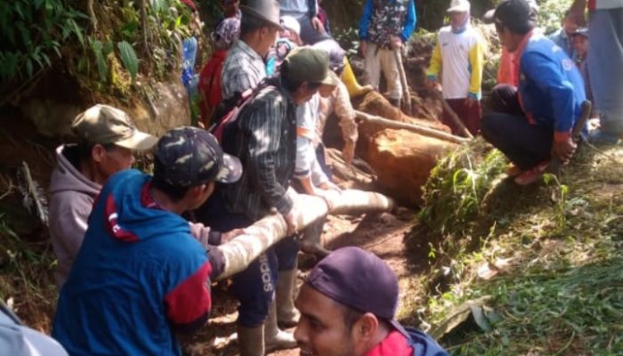 Ratusan Warga Garumukti “Ubyag” di Hulu Sungai Cibatarua Pamulihan, Untuk Apa?