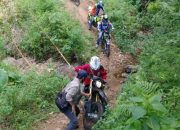 Menunggang Motor Trail, Bupati Rudy Tinjau Lahan untuk Jalan Baru di Garut Selatan