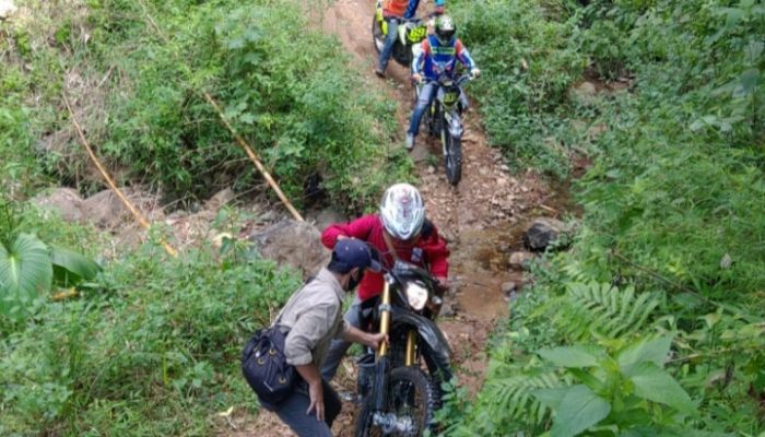 Menunggang Motor Trail, Bupati Rudy Tinjau Lahan untuk Jalan Baru di Garut Selatan
