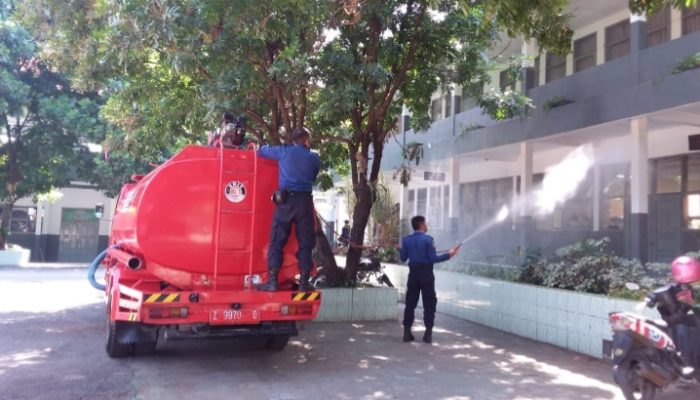 Mobil Water Supply Semprotkan Cairan Disinfektan di SMAN 6 Garut