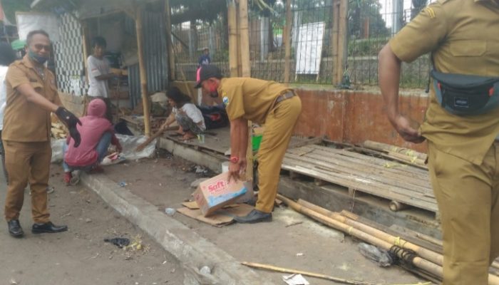 Terlihat Kumuh, Sejumlah Kios di Badan Jalan Kerkof Garut Dibongkar