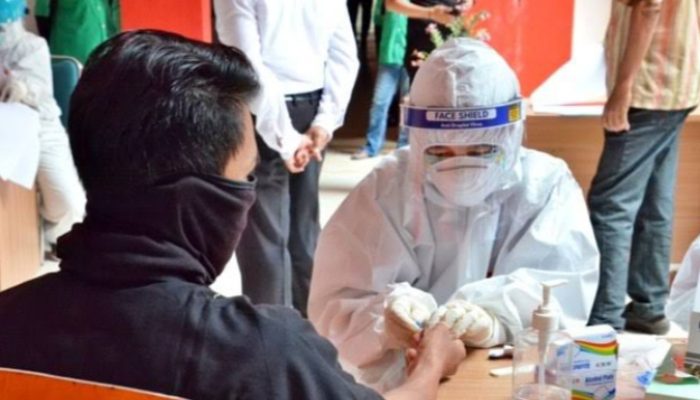 Deteksi Dini Corona, Puluhan Santri di Garut Mendapat Pemeriksaan Kesehatan