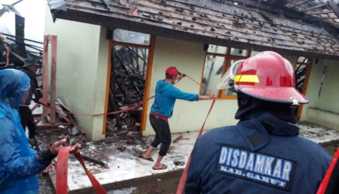 Kebakaran di Barusuda Cigedug, Hanguskan Rumah Panggung dan Madrasah