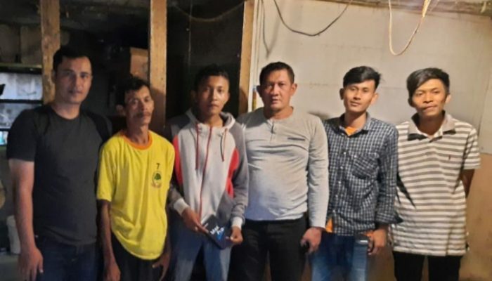 Ketua PGRI Banyuresmi Sumbang HP Android kepada Seorang Siswa Penjual Es Cendol