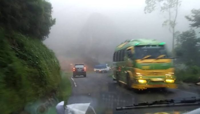 Pengendara Keluhkan Tak Adanya Penerangan dan Marka Jalan Jalur Cikajang-Pameungpeuk
