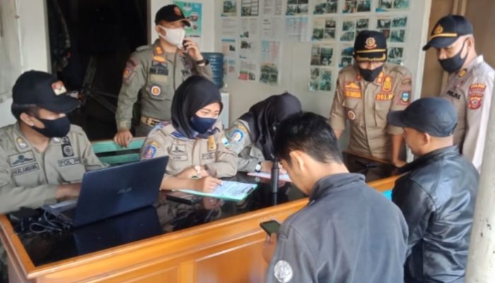Hari Ketiga Razia Protokol Kesehatan di Garut, Petugas Bagikan Masker