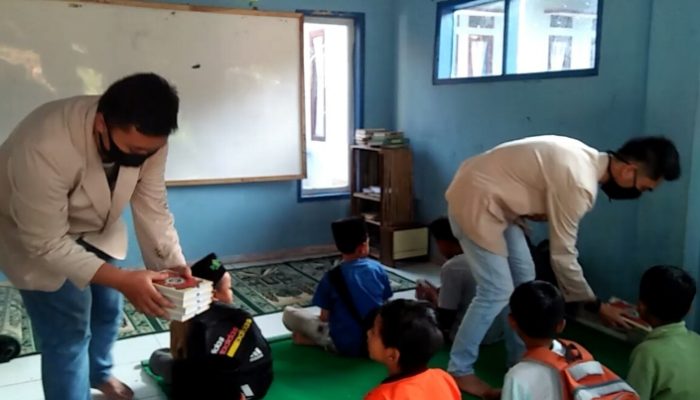 Mahasiswa Uniga Beri Bantuan Alqur’an kepada Madrasah Baetul Walad